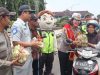 Aksi Simpatik Operasi Keselamatan Candi 2025, Satlantas Polres Purbalingga Bagikan Sayur dan Helm