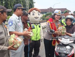 Aksi Simpatik Operasi Keselamatan Candi 2025, Satlantas Polres Purbalingga Bagikan Sayur dan Helm