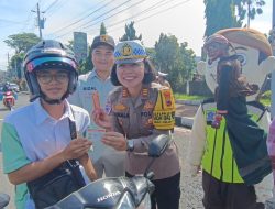 Aksi Simpatik Satlantas Polres Purbalingga Bagikan Hadiah Pengendara Tertib