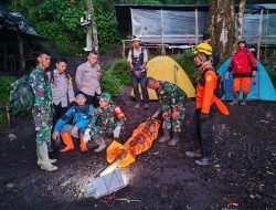 Anggota Polsek Karangreja Bantu Evakuasi Pendaki Jatuh di Gunung Slamet