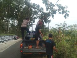 Polsek Karanganyar Bersama Warga Evakuasi Pohon Tumbang