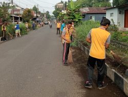 Polsek Bojongsari Ikut Kerja Bakti Bersihkan Lingkungan