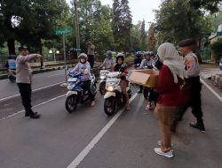 Polsek Purbalingga Bagikan Takjil untuk Pengendara dan Tukang Becak