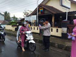 Polsek Kaligondang dan Bhayangkari Bagikan Takjil kepada Pengguna Jalan