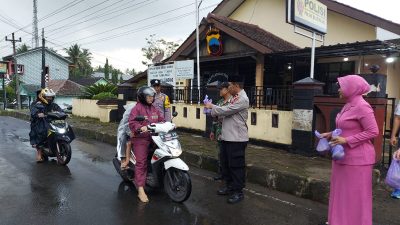 Polsek Kaligondang dan Bhayangkari Bagikan Takjil kepada Pengguna Jalan