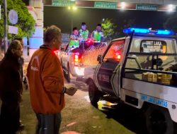 Patroli Grebek Sahur, Satlantas Polres Purbalingga Bangunkan Warga dan Berbagi Makan Sahur