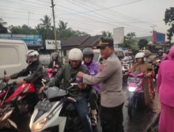 Polsek Bojongsari dan Bhayangkari Bagikan 300 Takjil Gratis untuk Masyarakat