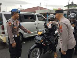 Mencari Berkah Ramadan, Polsek Padamara Bagikan Takjil untuk Pengguna Jalan