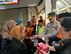 Kapolres Purbalingga Berbagi Makanan Sahur untuk Masyarakat di Rumah Sakit, Perumahan hingga Pasar