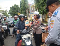 Pengendara Tertib Lalu Lintas dapat Takjil Buka Puasa dari Polres Purbalingga