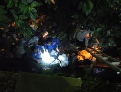 Dua Warga Jatuh di Bawah Jembatan, Polisi bersama BPBD Evakuasi Korban