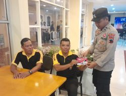 Satbinmas Polres Purbalingga Bagikan Pamflet Sosialisasi Waspada Premanisme dan Call Center 110