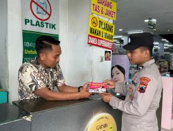 Satbinmas Polres Purbalingga Bagikan Pamflet Sosialisasi Waspada Premanisme di Pusat Pertokoan