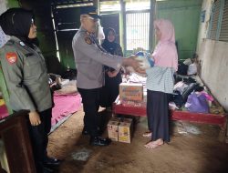 Polsek Karanganyar Berbagi dengan Warga Kurang Mampu 