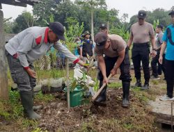 Peringati Hari Lingkungan Hidup, Polsek Kemangkon Ikut Aksi Bersih Sampah dan Tanam Pohon