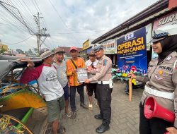 Satlantas Sosialisasi Operasi Patuh di Pasar Bukateja, Bagikan Helm dan Pamflet