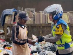 Jumat Berkah, Polwan Satlantas Polres Purbalingga Bagikan Makanan ke Warga Membutuhkan