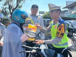 Aksi Simpatik Satlantas Polres Purbalingga Bagikan Minyak Goreng untuk Pengendara Tertib