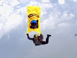 Aksi Spektakuler Kompol Heru Sanusi Kibarkan Logo Polda Jateng Saat Terjun di Hadapan Presiden di Acara Puncak Hari Bhayangkara ke-79
