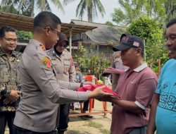 Tebar Semangat Nasionalisme, Polres Purbalingga Bagikan Bendera Merah Putih