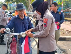 Polsek Kalimanah Bagikan Bendera Merah Putih Sambut HUT ke-80 RI