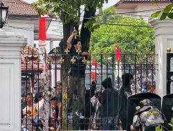 Ekskalasi Mulai Meningkat Peserta Aksi Melempari Petugas , Petugas Upaya Kendalikan Situasi