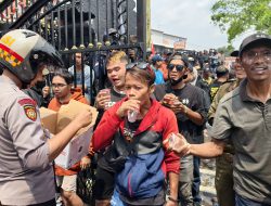 Polisi Pati Bagikan Air Minum kepada Peserta Aksi Unras