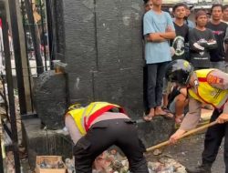 Personel Polisi dan Polwan Gotong Royong Bersihkan Sampah Pasca Unjuk Rasa di Pati