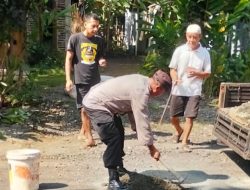 Jalan Berlubang Picu Kecelakaan, Bhabinkamtibmas dan Warga Tidu Lakukan Penambalan di Dua Titik
