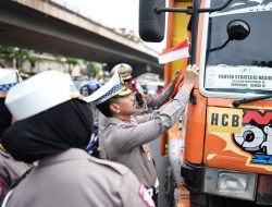 Warnai Peringatan HUT ke-80 Kemerdekaan RI; Ditlantas Polda Jateng Bagikan 200 Bendera Merah Putih