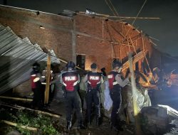 Polisi Gerak Cepat Bantu Warga Terdampak Angin Kencang di Klaten