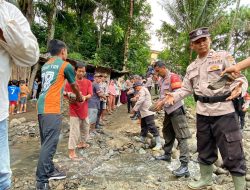 Puluhan Personel Polres Purbalingga Bantu Tangani Longsor di Desa Panusupan