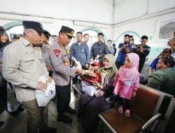 Tinjau Stasiun Pasar Senen, Kapolri Sapa dan Beri Bingkisan Untuk Penumpamg Petugas