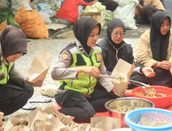 Polwan Polres Purbalingga Dikerahkan Bantu Dapur Umum di Lokasi Bencana