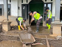 Pleton Siaga Bhayangkara Polres Purbalingga Bersihkan Rumah Warga Terdampak Banjir di Desa Sangkanayu