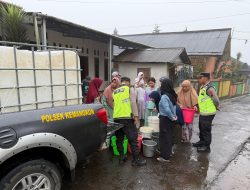 Polres Purbalingga Kerahkan Seluruh Mobil Dinas Polsek untuk Salurkan Air Bersih ke Lokasi Bencana