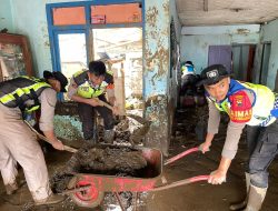 Hari ke-6 Penanganan Banjir Bandang, Polisi Bersihkan Lumpur di Tiga Titik