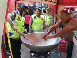 Kapolres Purbalingga Bantu Masak di Dapur Lapangan, Siapkan Makanan untuk Warga Terdampak Bencana