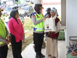 Polres PurbaIingga Salurkan Bantuan Sembako, Tas dan Buku di Pengungsian