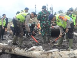 Polres Purbalingga dan Brimob Bangun Jembatan Darurat di Lokasi Banjir Bandang