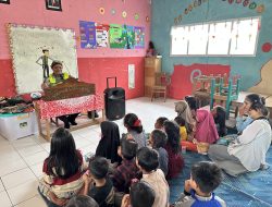 Dalang Polisi Hibur Anak-anak di Lokasi Pengungsian dengan Wayang Lalu Lintas