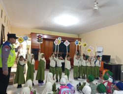 Kunjungi Polsek Bukateja, Siswa Diajak Bermain Sambil Belajar