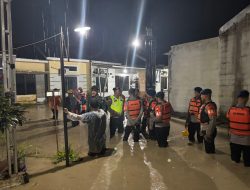 Terjang Banjir Dini Hari, Satbrimob Polda Jateng Evakuasi Cepat Warga Sakit di Tembalang
