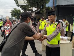 Polsek Bukateja Berbagi Takjil di Bulan Ramadan