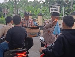 Berbagi Berkah Ramadan, Polsek Kejobong Bagikan Takjil 