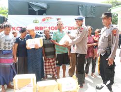 Kunjungi Demak dan Kudus, Satbrimobda Jateng Bagikan Ribuan Paket Bansos pada Warga Terdampak Banjir