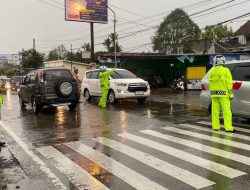 Diguyur Hujan, Polisi di Purbalingga Tetap Atur Lalu Lintas Cegah Kemacetan