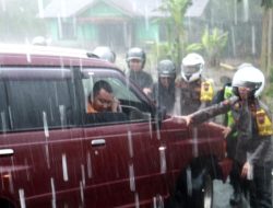 Pantau Arus Balik, Kapolres Purbalingga Bantu Dorong Mobil Mogok saat Hujan Deras
