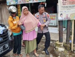 Polisi Antar Perempuan Sakit di Padamara Pulang ke Rumah